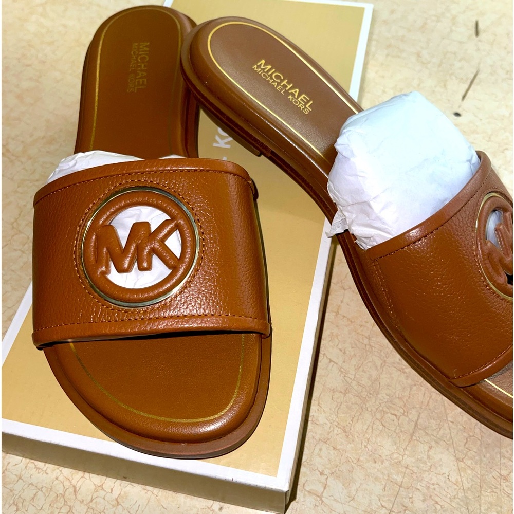 (NWT) Michael Kors Deanna Cutout Leather Slide Sandal… Never worn or tried on.